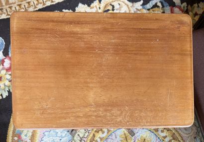 Table d'appoint en bois vernis, le piétement...