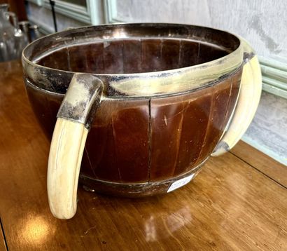 Bol à punch en bois vernis acajou, agrémenté...