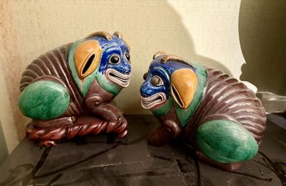CHINE, XIXe siècle 
Deux chimères en porcelaine...