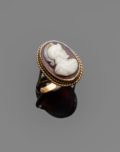 Ring in 18K yellow gold (750‰) set with a...