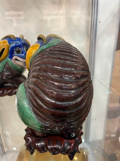 CHINE, XIXe siècle 
Deux chimères en porcelaine...