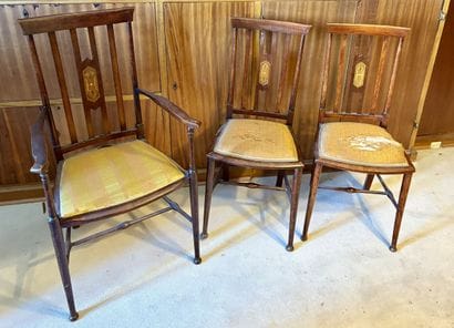 Paire de chaises et un fauteuil en bois naturel...