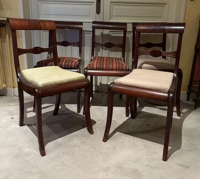 Suite de cinq chaises en acajou, le haut...
