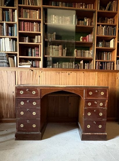 Bureau en acajou ouvrant par huit tiroirs,...