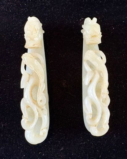 CHINE, XIXe siècle
Deux fibules en jade céladon...