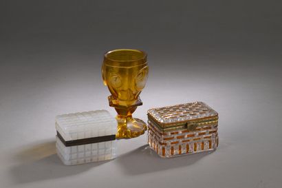 Deux coffrets en cristal taillés de motifs...