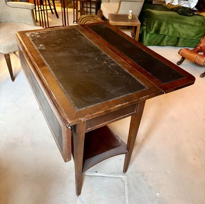 Table à volets en acajou, les pieds en gaine...