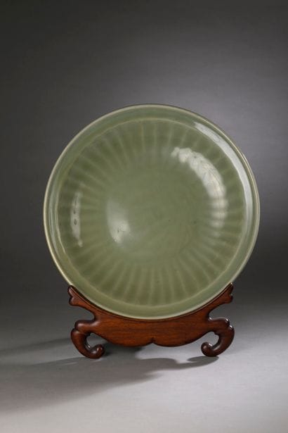 CHINE, dynastie Ming, XVe siècle 
Plat rond...