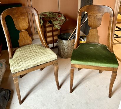 Lot comprenant :
- Une paire de chaises 