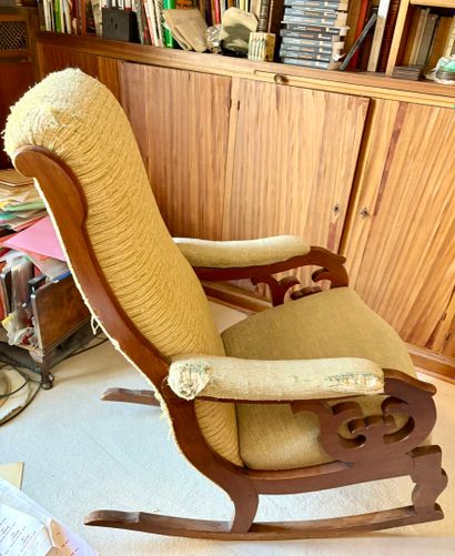 Fauteuil à bascule en acajou, les accotoirs...