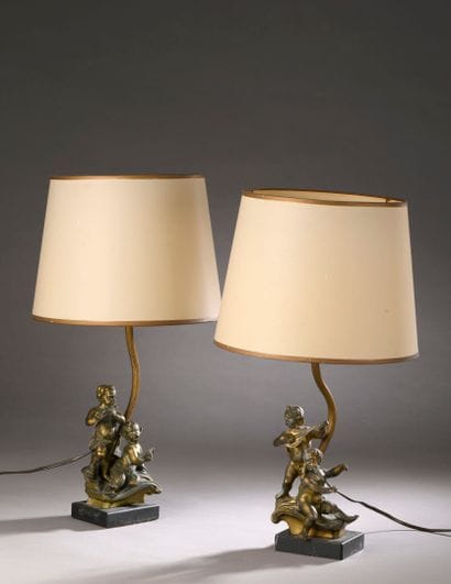 Paire de lampes en bronze à patine mordorée...