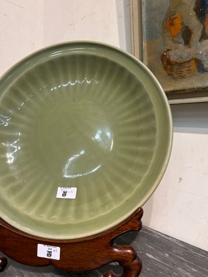 CHINE, dynastie Ming, XVe siècle 
Plat rond...