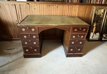 Bureau en acajou ouvrant par huit tiroirs,...