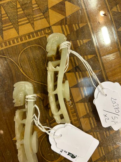CHINE, XIXe siècle
Deux fibules en jade céladon...