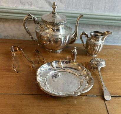 Lot en argent (800‰) comprenant : 
- Une...