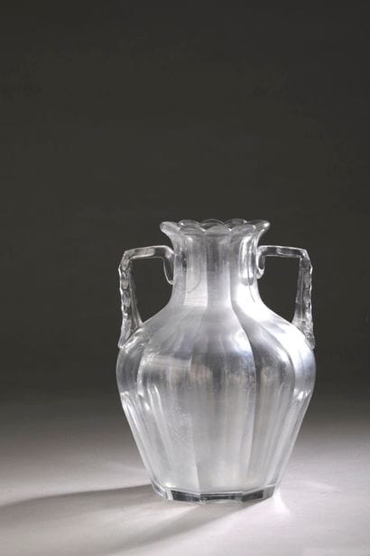 Vase en cristal taillé à pans présentant...