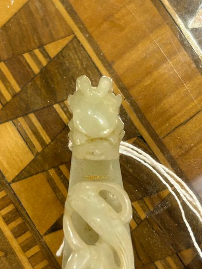 CHINE, XIXe siècle
Deux fibules en jade céladon...