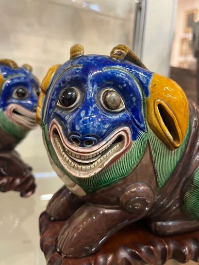 CHINE, XIXe siècle 
Deux chimères en porcelaine...