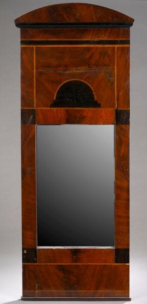 Miroir dans un encadrement en placage d'acajou...