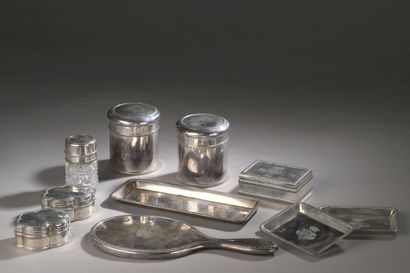 Ensemble en argent (800‰) à décor de frises...