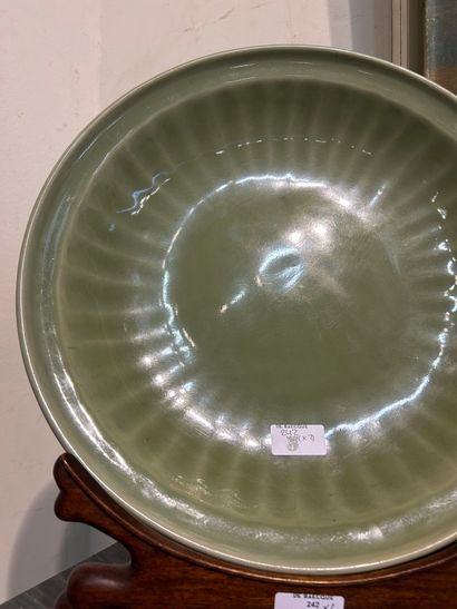 CHINE, dynastie Ming, XVe siècle 
Plat rond...