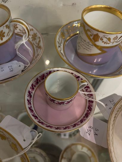 VIENNE
Cinq tasses et leurs sous tasse en...