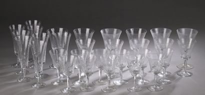 Partie de service de verres à pied en cristal...