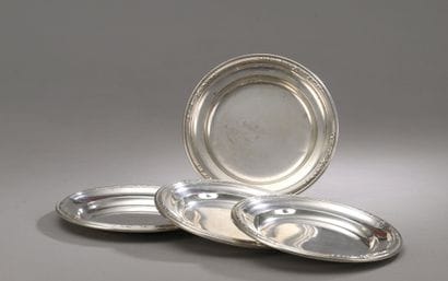 Quatre petites assiettes en argent (800‰),...