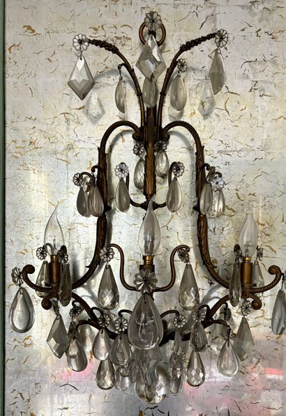 Suite de quatre appliques à trois lumières...