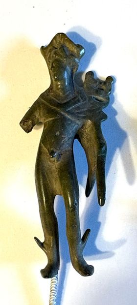 Lot including : 
- A female statuette wearing...