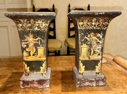 Paire de vases à section carrée et col évasé...