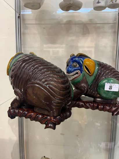 CHINE, XIXe siècle 
Deux chimères en porcelaine...