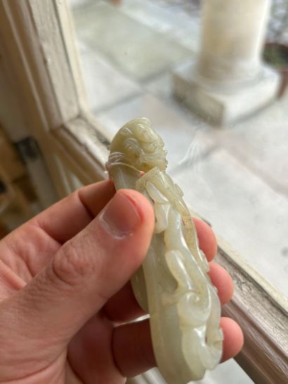 CHINE, XIXe siècle
Deux fibules en jade céladon...