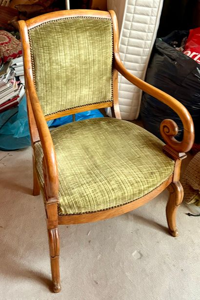 Lot comprenant :
- Une paire de chaises 