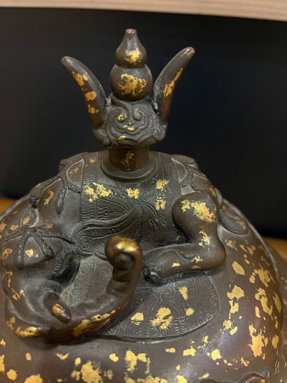 CHINA, 19th century 
Tripod covered incense...