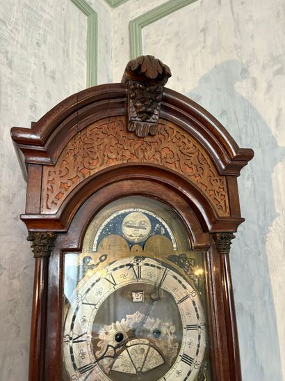 Horloge de parquet en bois vernis. Le cadran...