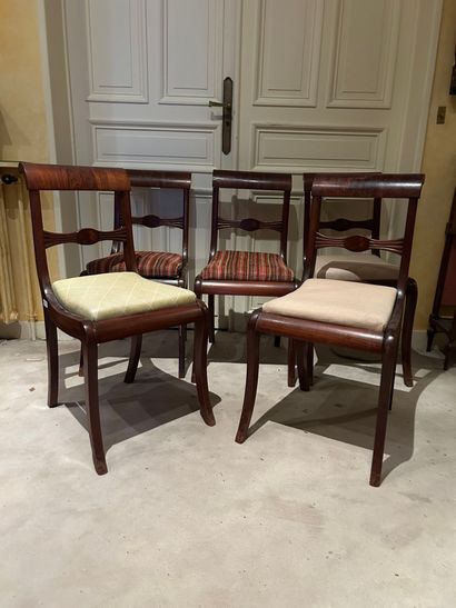 Suite de cinq chaises en acajou, le haut...