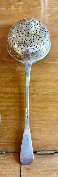 Lot en argent (800‰) comprenant : 
- Une...