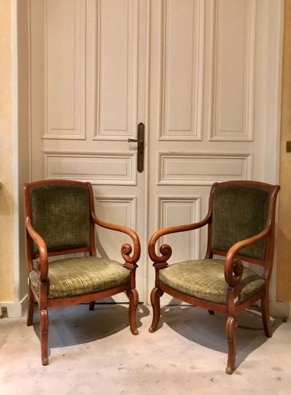 Lot comprenant :
- Une paire de chaises 