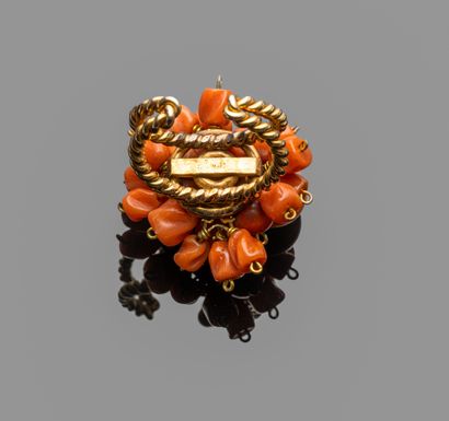 Twisted gilt metal ring adorned with a bouquet...