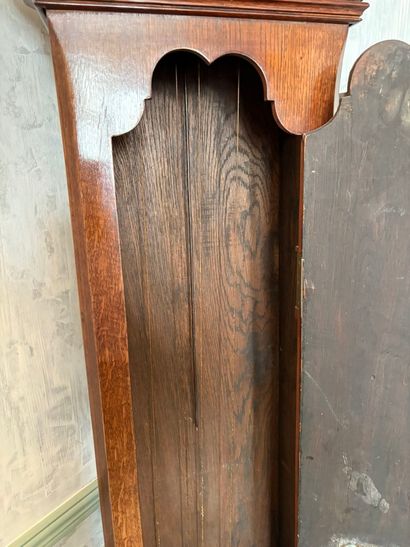 Horloge de parquet en bois vernis. Le cadran...