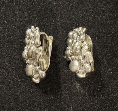 Pair of 18K (750/oo) white gold ear clips...