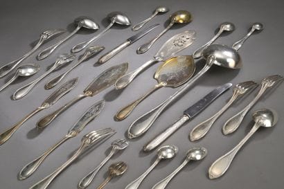 Partie de ménagère de couverts en argent...