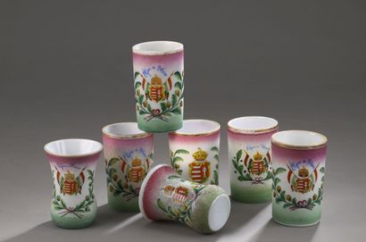 Sept gobelets (deux modèles) en verre opalescent...
