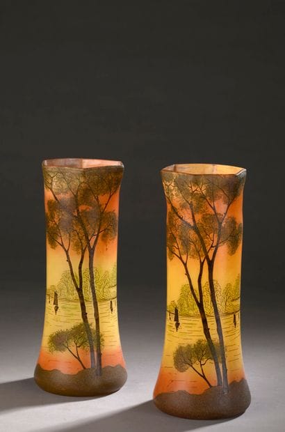 Dans le goût de LEGRAS
Paire de vases à section...