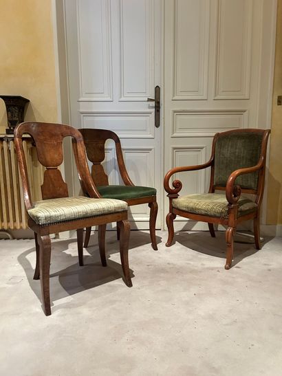 Lot comprenant :
- Une paire de chaises 