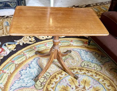 Table d'appoint en bois vernis, le piétement...