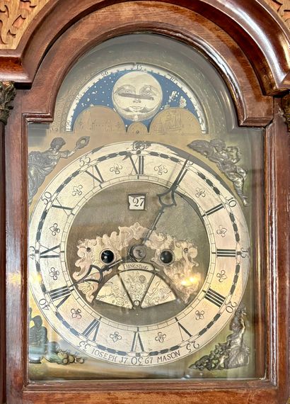 Horloge de parquet en bois vernis. Le cadran...