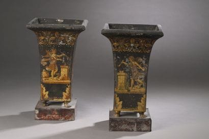 Paire de vases à section carrée et col évasé...