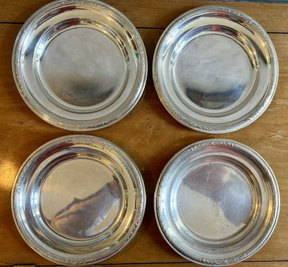 Quatre petites assiettes en argent (800‰),...